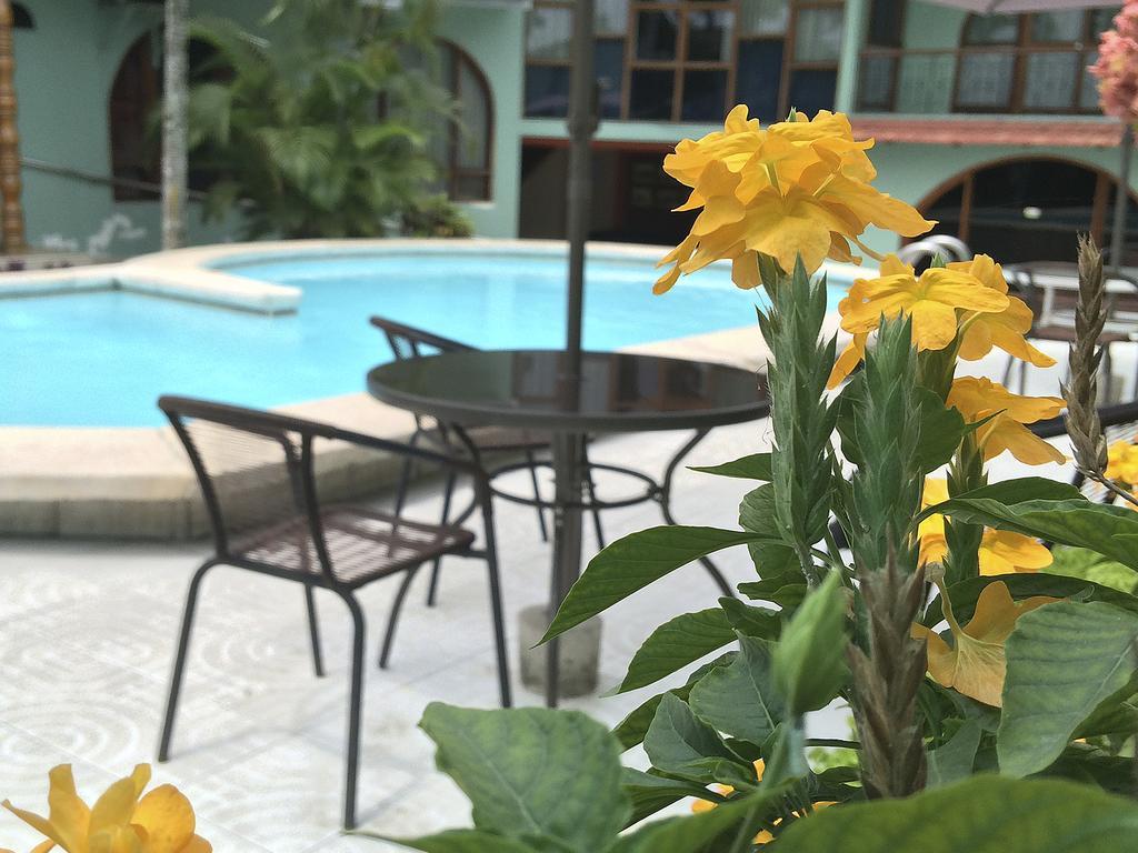Hotel & Suites La Posada De Lobo Икитос Екстериор снимка