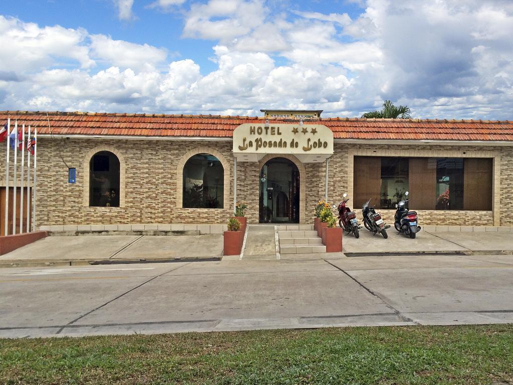 Hotel & Suites La Posada De Lobo Икитос Екстериор снимка
