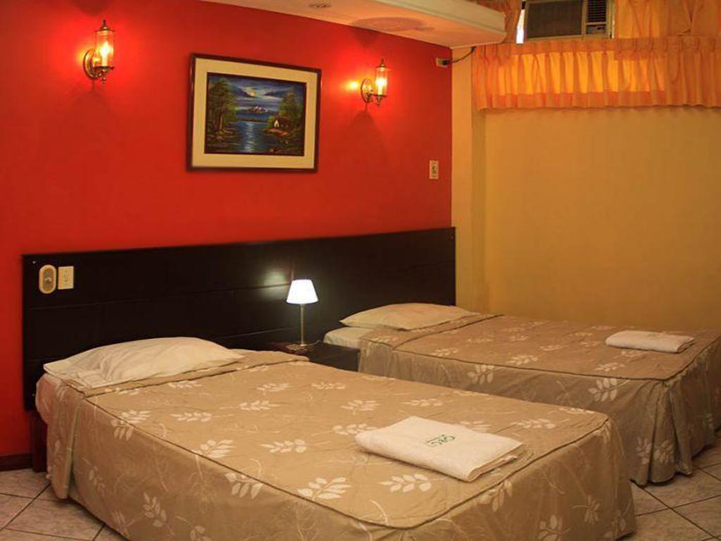 Hotel & Suites La Posada De Lobo Икитос Екстериор снимка