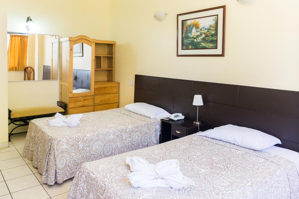 Hotel & Suites La Posada De Lobo Икитос Екстериор снимка