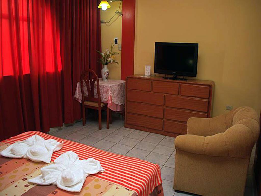 Hotel & Suites La Posada De Lobo Икитос Стая снимка