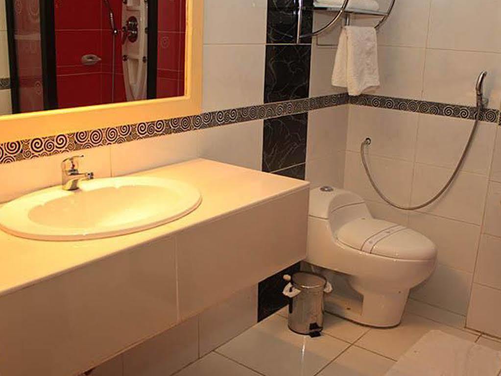 Hotel & Suites La Posada De Lobo Икитос Екстериор снимка