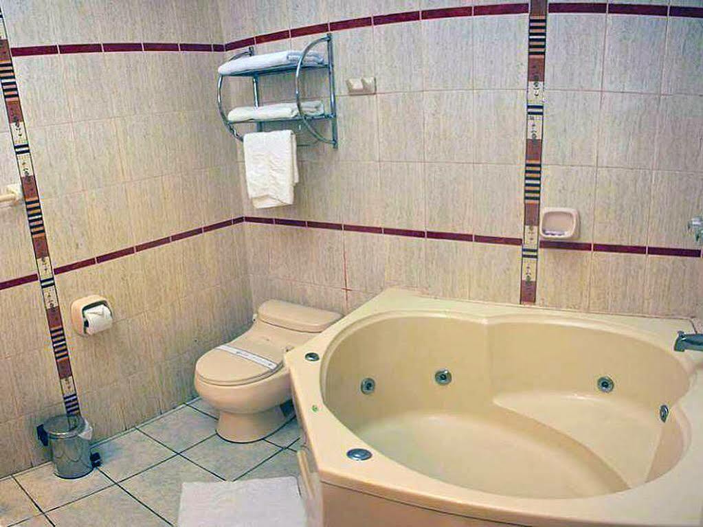 Hotel & Suites La Posada De Lobo Икитос Екстериор снимка